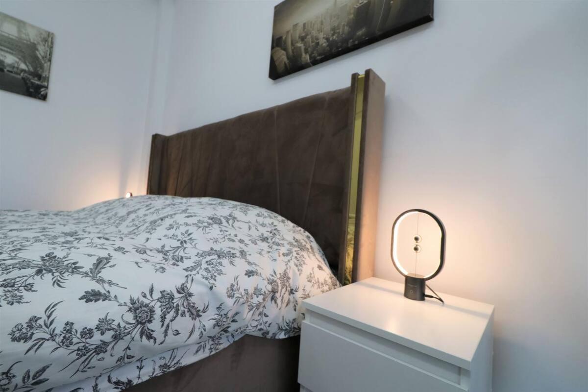 Charming City Center Apartment - Free Minibar Bucarest Exterior foto